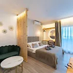 Seaview Beachfront With Aqua Park & Balcony דירה בנאלמדנה