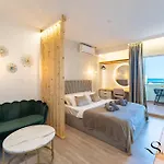 Seaview Beachfront With Aqua Park & Balcony דירה בנאלמדנה